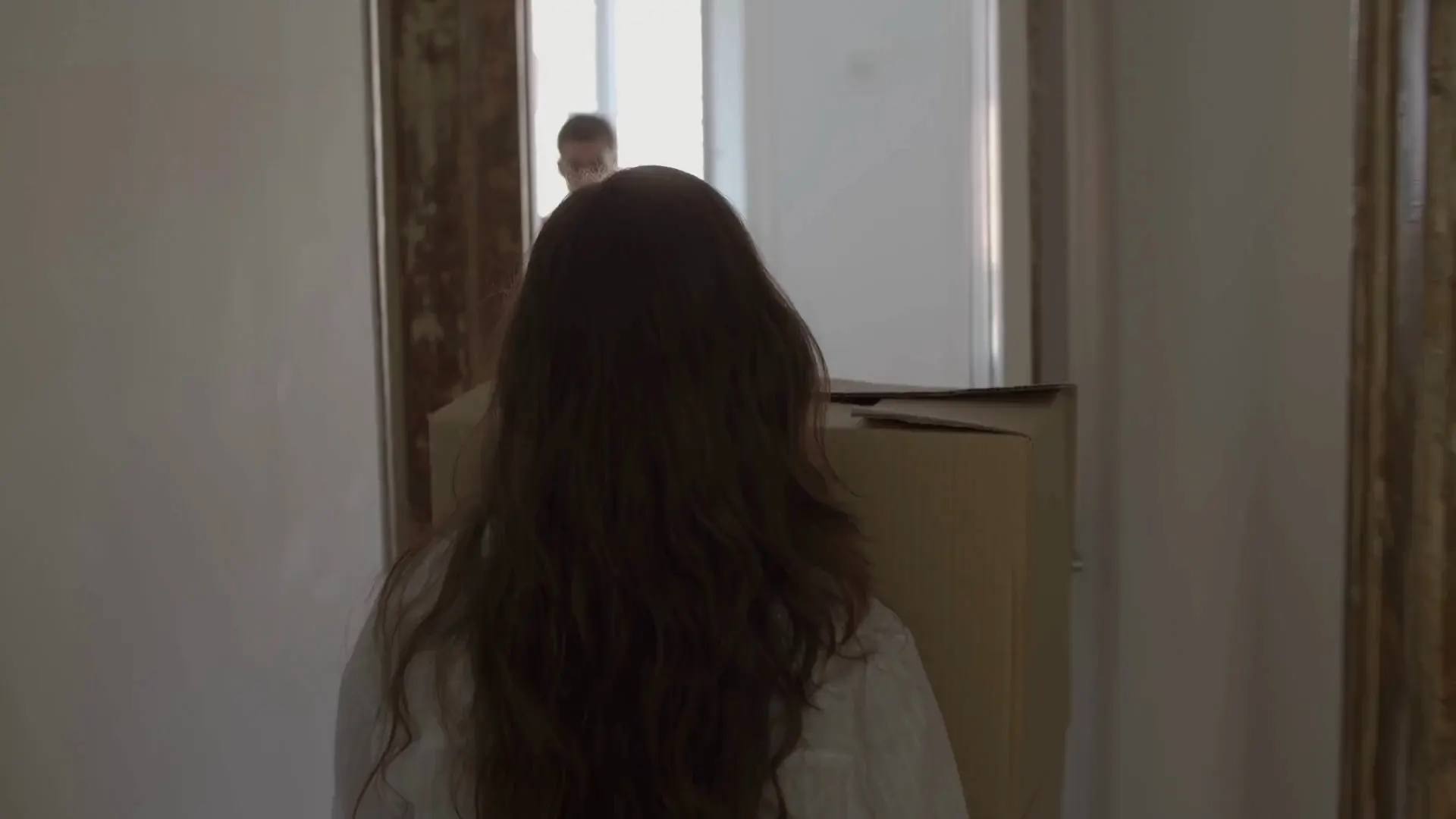 Pareja mud谩ndose a su nueva casa